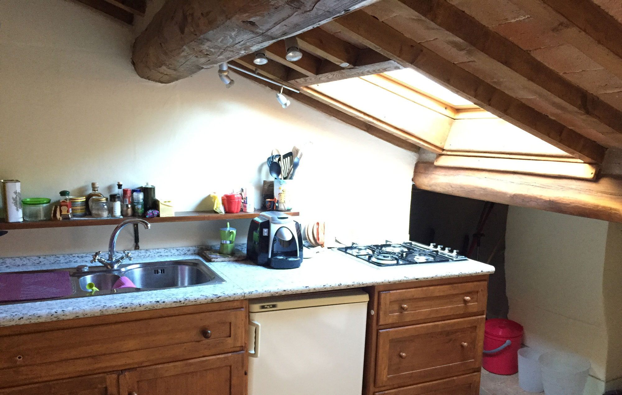 Piano Cucina sotto finestra